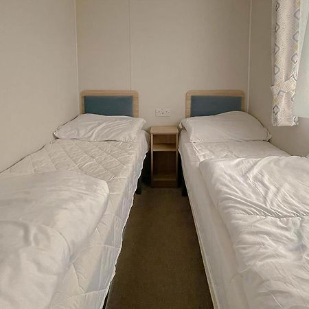Beautiful 8 Berth Caravan With Decking At Naze Marine Park, Essex Ref 17184P ولتون - أون - ذى - ناز المظهر الخارجي الصورة