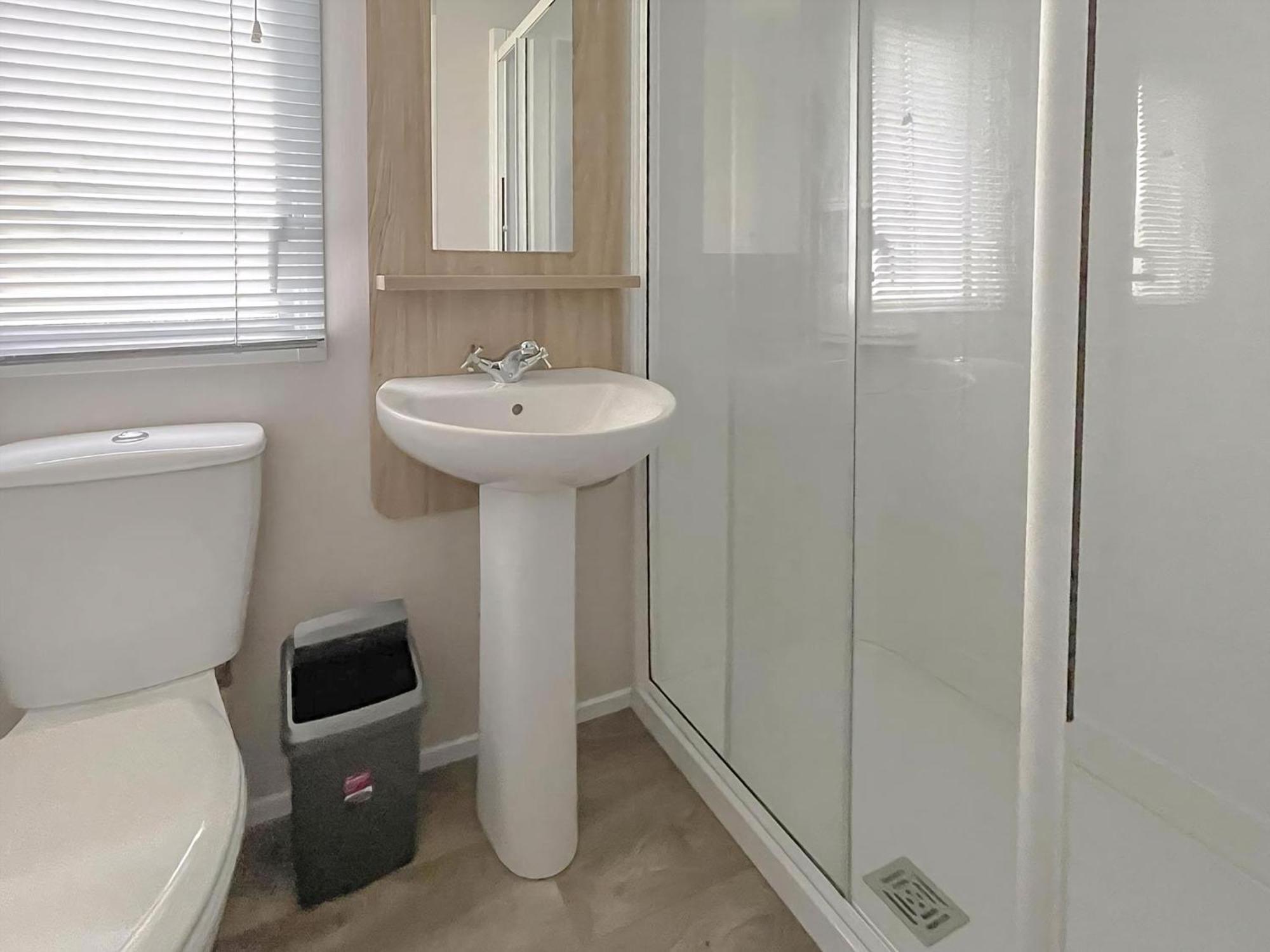 Beautiful 8 Berth Caravan With Decking At Naze Marine Park, Essex Ref 17184P ولتون - أون - ذى - ناز المظهر الخارجي الصورة