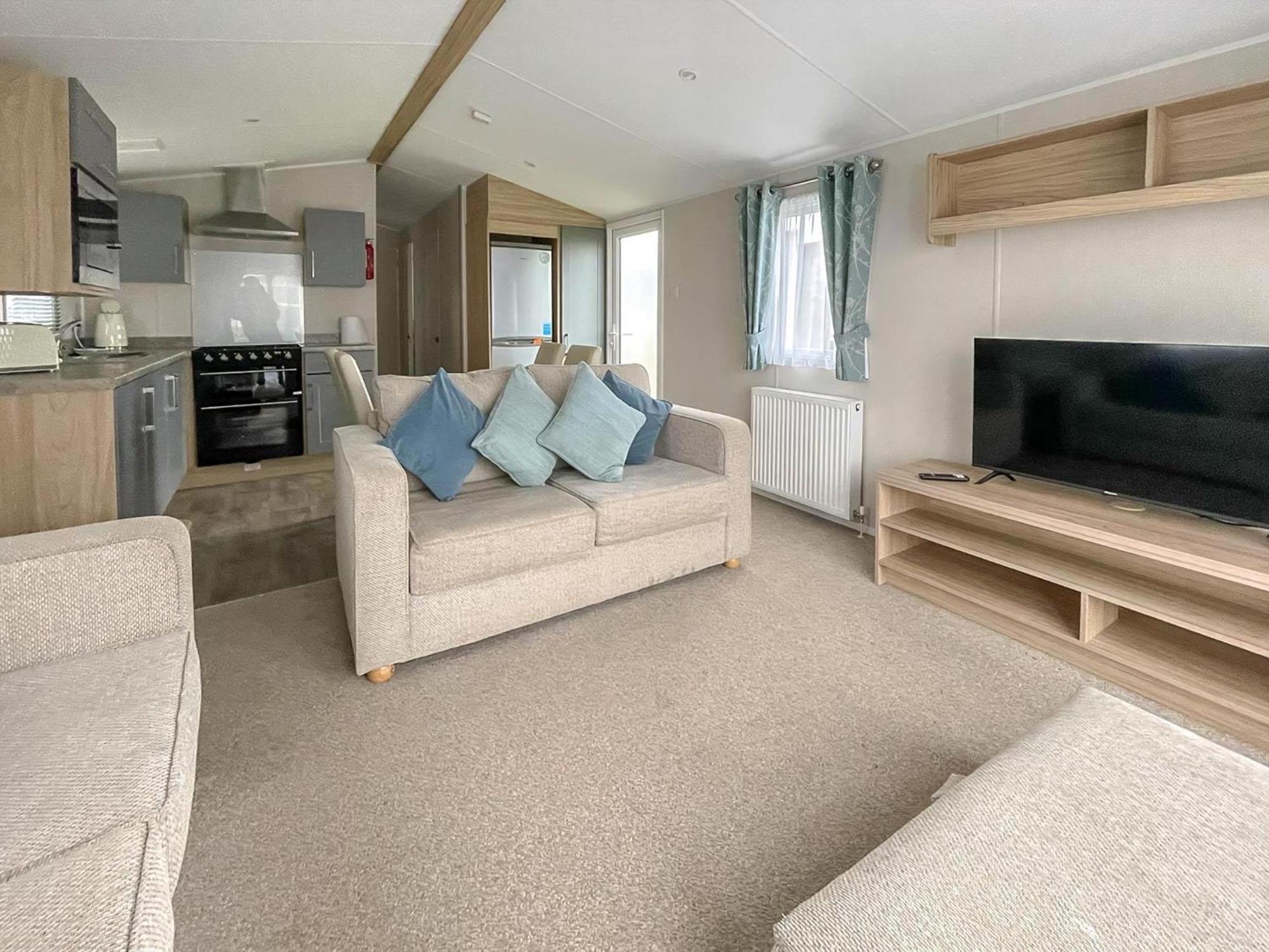 Beautiful 8 Berth Caravan With Decking At Naze Marine Park, Essex Ref 17184P ولتون - أون - ذى - ناز المظهر الخارجي الصورة