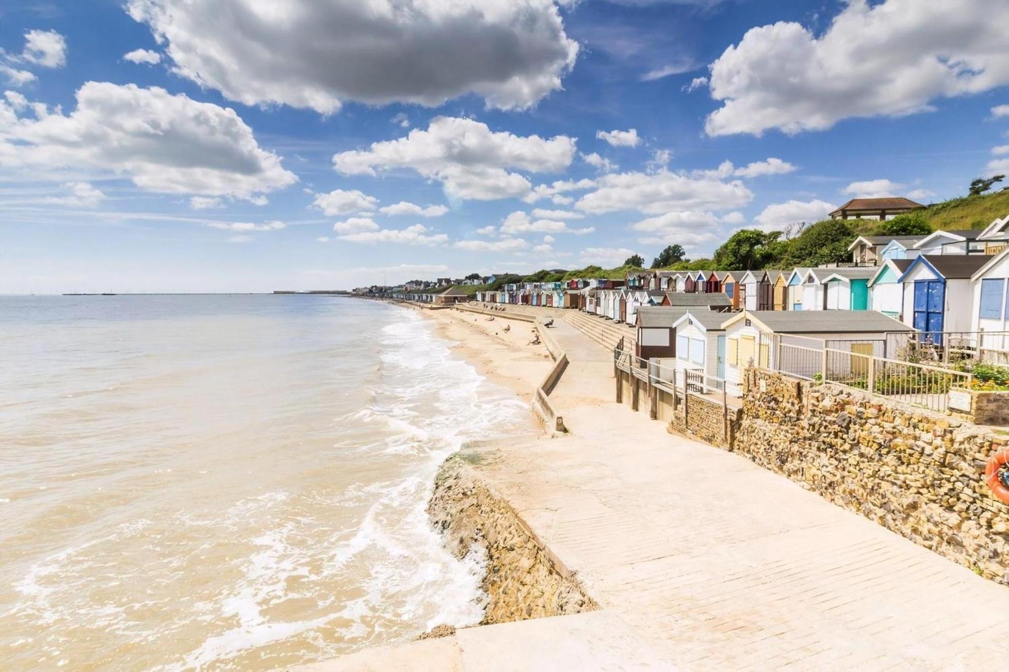 Beautiful 8 Berth Caravan With Decking At Naze Marine Park, Essex Ref 17184P ولتون - أون - ذى - ناز المظهر الخارجي الصورة