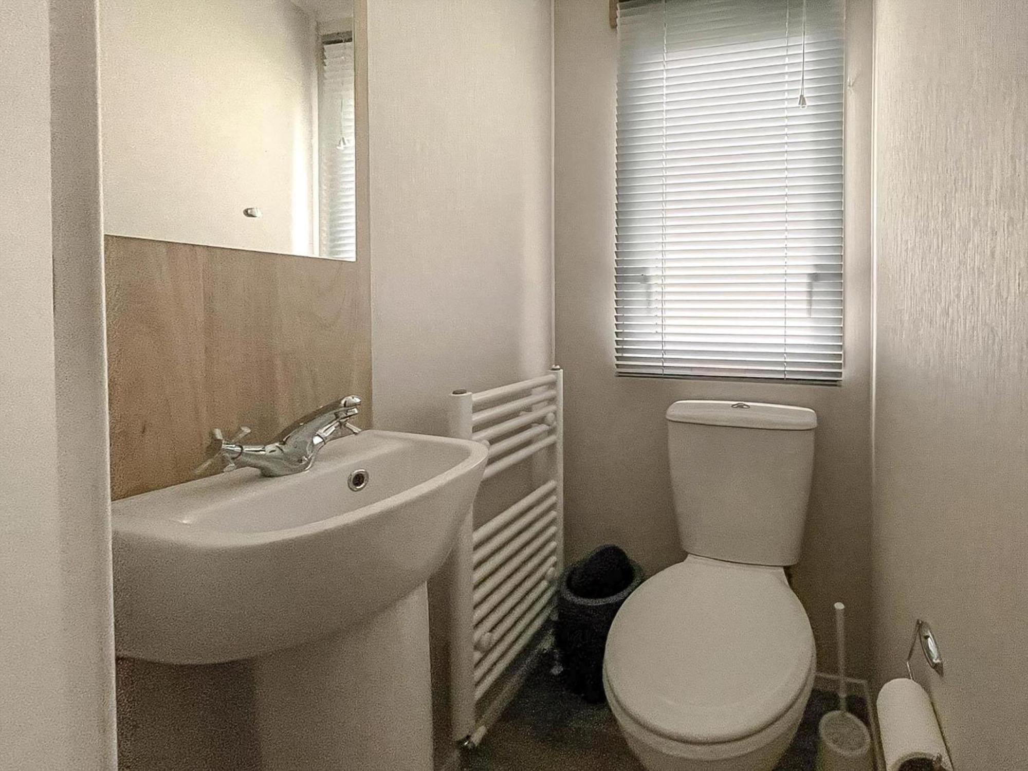 Beautiful 8 Berth Caravan With Decking At Naze Marine Park, Essex Ref 17184P ولتون - أون - ذى - ناز المظهر الخارجي الصورة