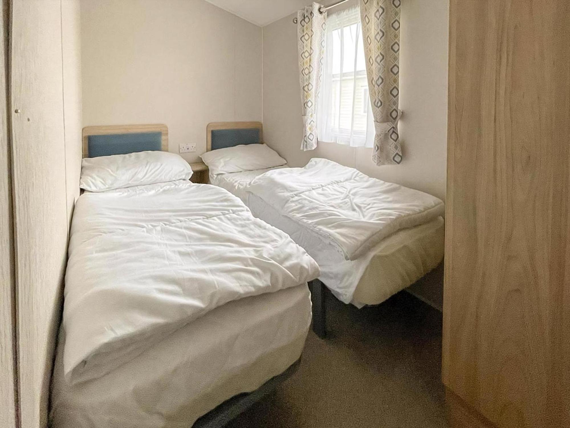 Beautiful 8 Berth Caravan With Decking At Naze Marine Park, Essex Ref 17184P ولتون - أون - ذى - ناز المظهر الخارجي الصورة