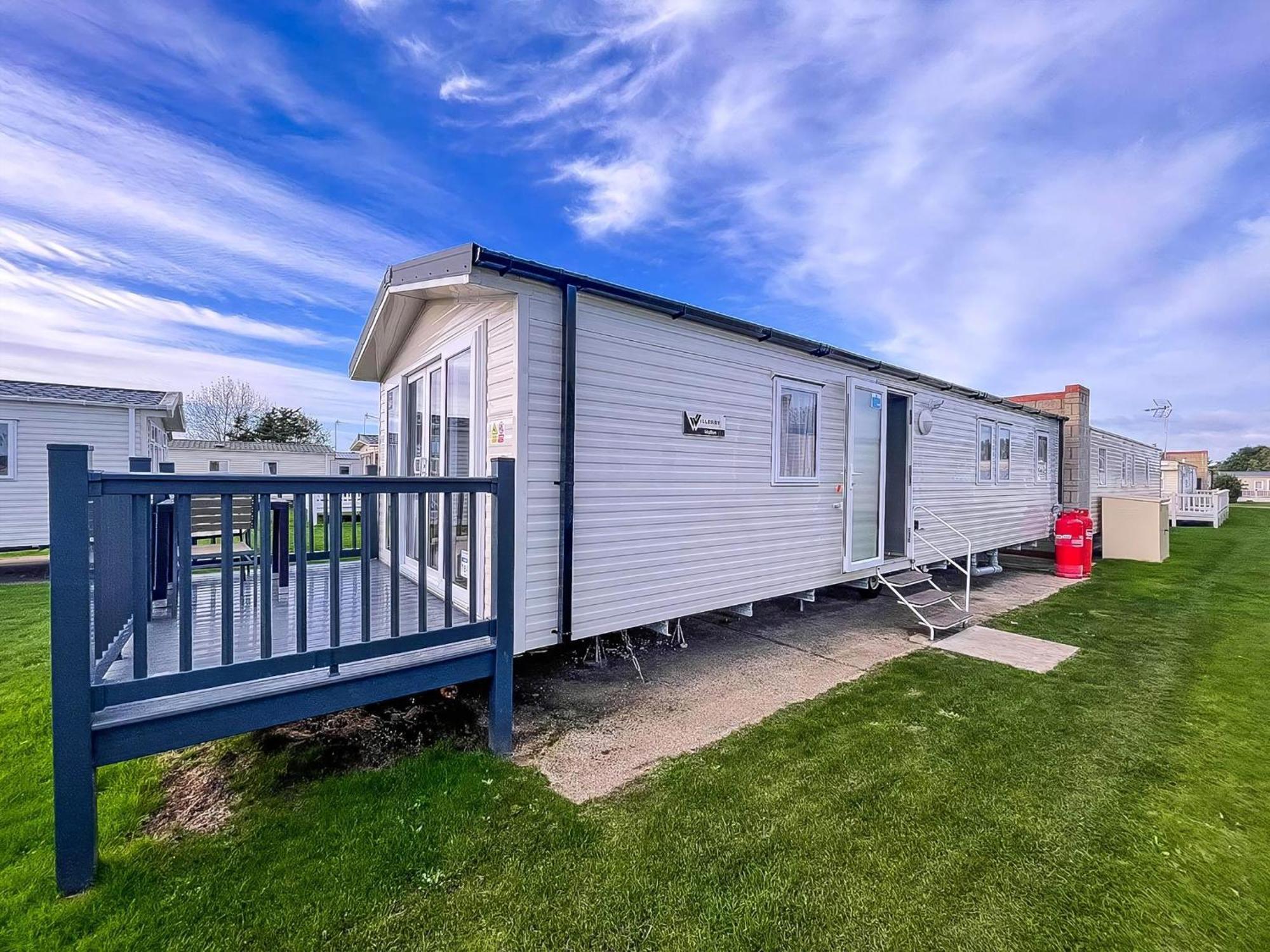 Beautiful 8 Berth Caravan With Decking At Naze Marine Park, Essex Ref 17184P ولتون - أون - ذى - ناز المظهر الخارجي الصورة