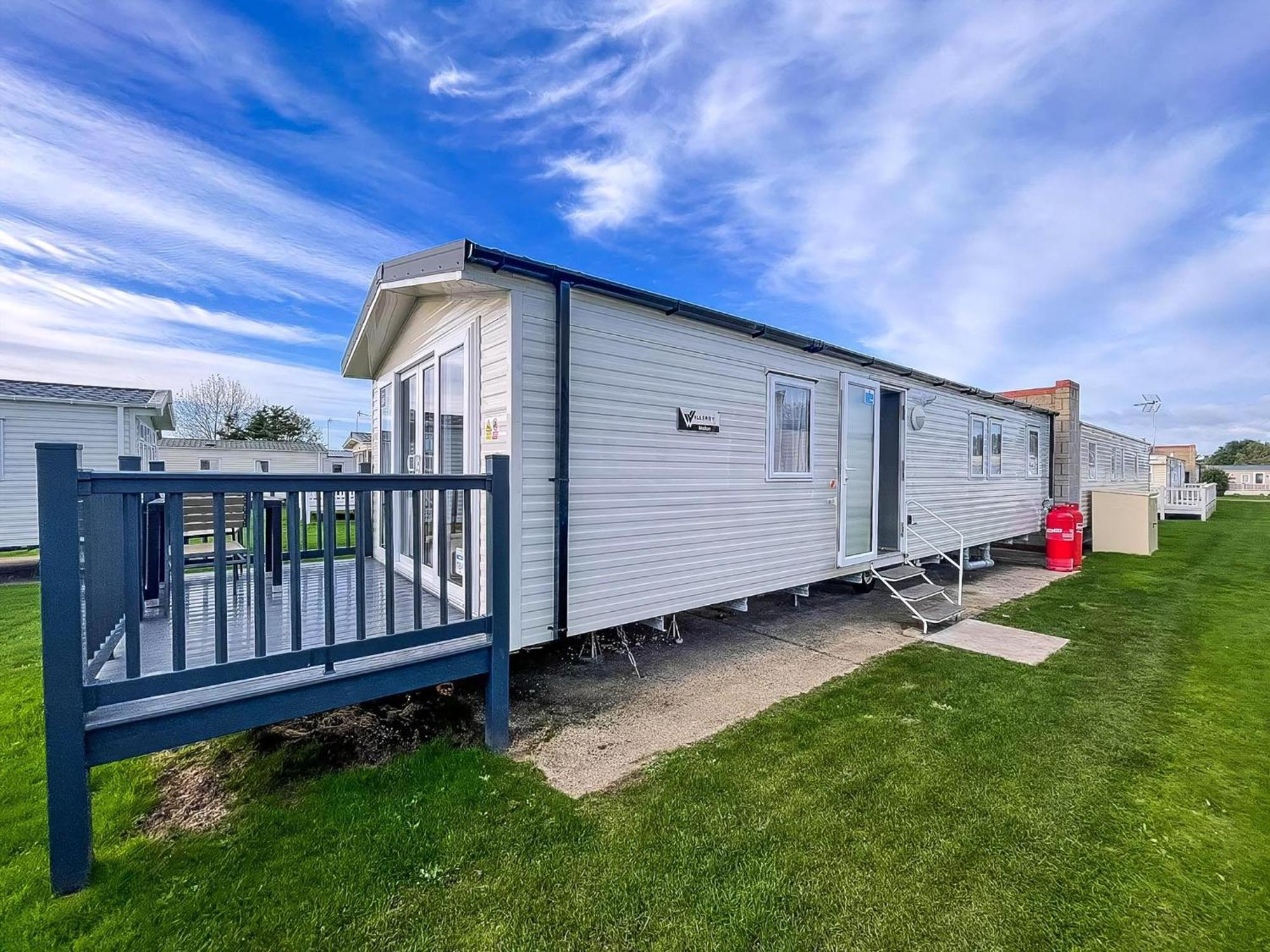 Beautiful 8 Berth Caravan With Decking At Naze Marine Park, Essex Ref 17184P ولتون - أون - ذى - ناز المظهر الخارجي الصورة